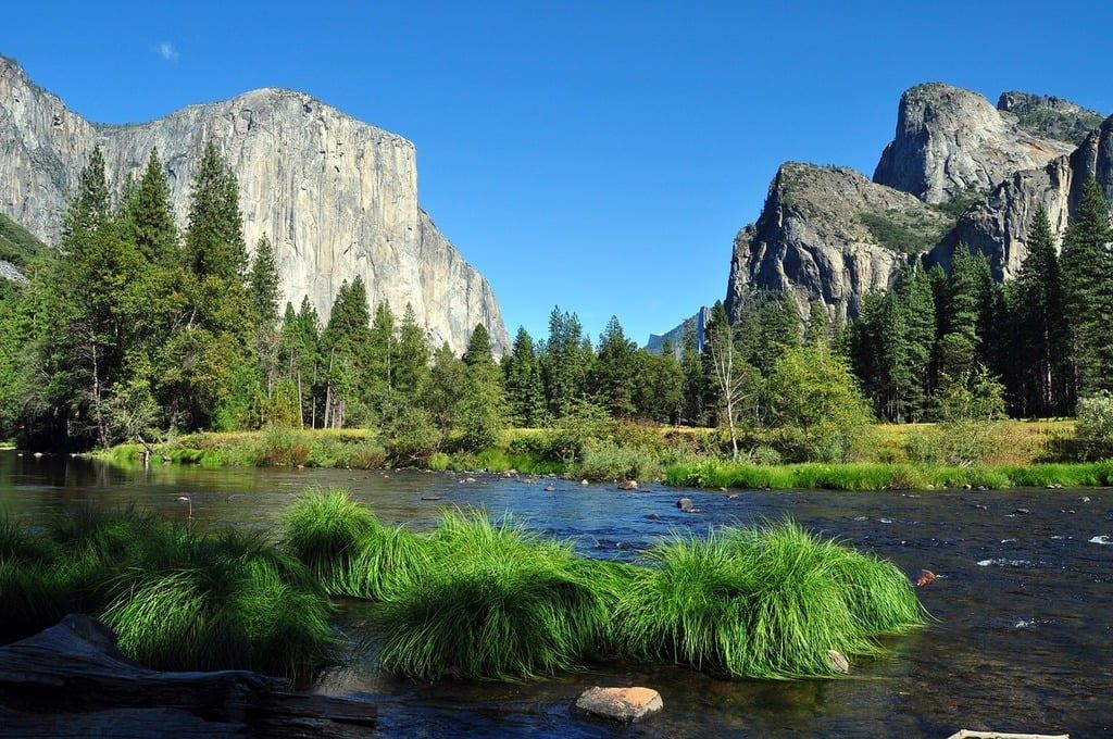 image of a sunny day at Yosemite National Park with a view of water, trees and mountains